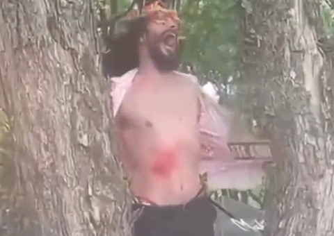 Vídeo: 'Jesus' de fio-dental em bloco de Carnaval gera polêmica nas redes sociais