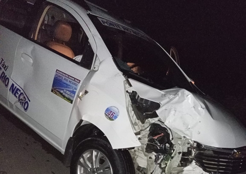 Homem fica gravemente ferido em acidente entre moto e táxi na AM-070