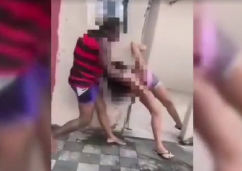 Mulher se passa por marido, descobre traição e espanca amante