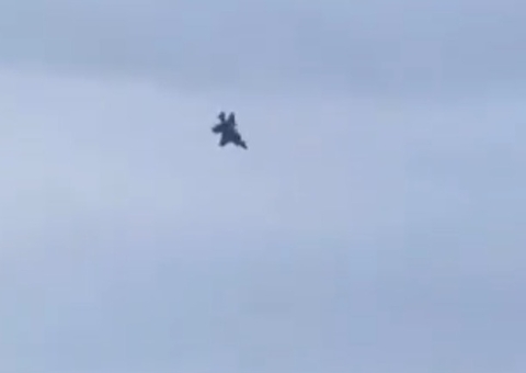 Caça dos EUA cai e explode no Alasca; vídeo 