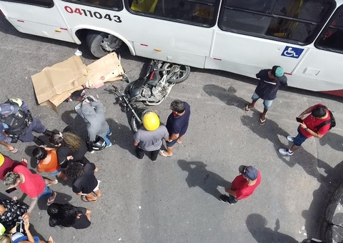 Mototaxista morre e passageira fica ferida em acidente com ônibus em Manaus