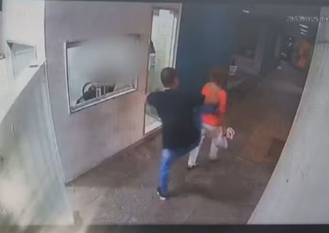 Idosa leva chute nas costas de motorista de app por comer biscoito no carro