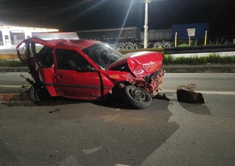Motorista fica ferido após carro ser destroçado em acidente na Avenida das Flores