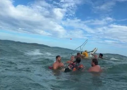 Lancha com 19 pessoas a bordo naufraga em Búzios