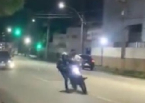Vídeo: Motociclista sofre acidente ao chutar homem dançando em rua 