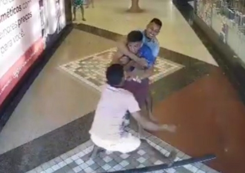 Homem é retirado à força de shopping e assassinado a tiros; Vídeo 
