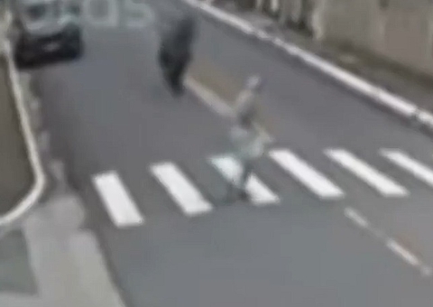 Motoboy atropela e mata idoso na faixa de pedestre enquanto empinava moto