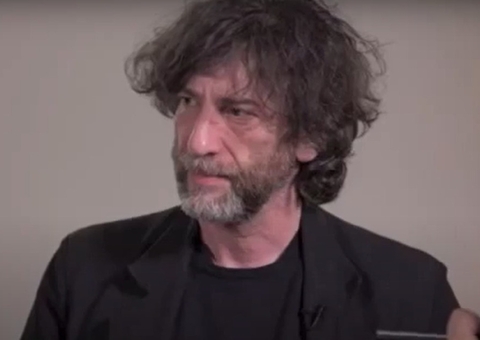 Ex-babá processa Neil Gaiman por abuso sexual, estupro e tráfico humano