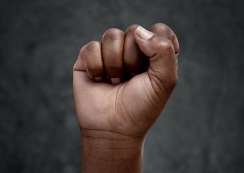 Injúria racial só vale para ofensas contra pessoas negras, decide STJ