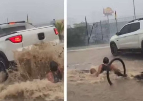 Vídeo: Correnteza forte em Maceió arrasta ciclista em rua