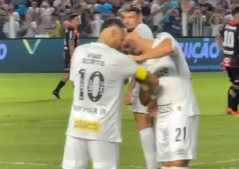 Santos x Botafogo-SP: Neymar cai no gramado após tomar bolada