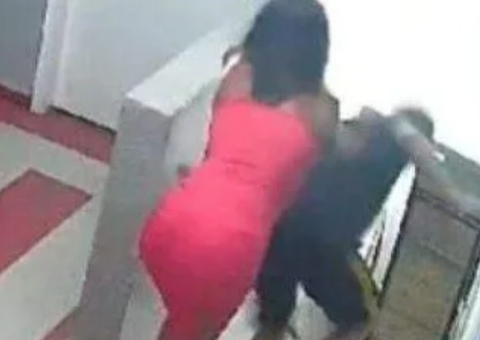 Vídeo: Mulher empurra idoso da escada durante assalto