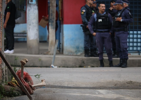 Fotos: Ossada humana encontrada em rua no Novo Aleixo