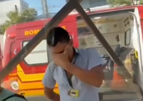 Motorista se emociona após queda de avião sobre ônibus: 'Salvei todo mundo'