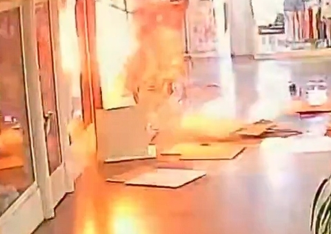 Vídeo: Mulher põe fogo em loja de shopping e provoca explosão