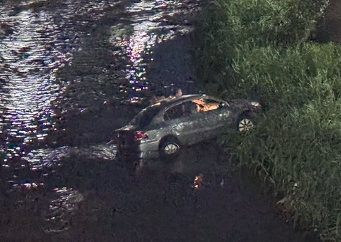 Motorista perde controle e carro cai em igarapé em Manaus