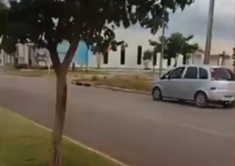 Idoso é preso após fingir passar mal para beijar mulher