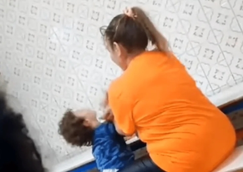 Diretora é flagrada agredindo aluno e escola tem alvará cassado