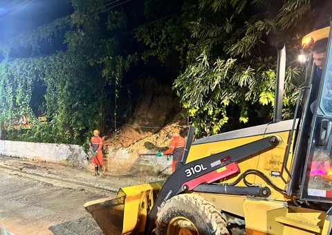 Avenida Mário Ypiranga deve ser liberada ainda neste sábado após desbarrancamento