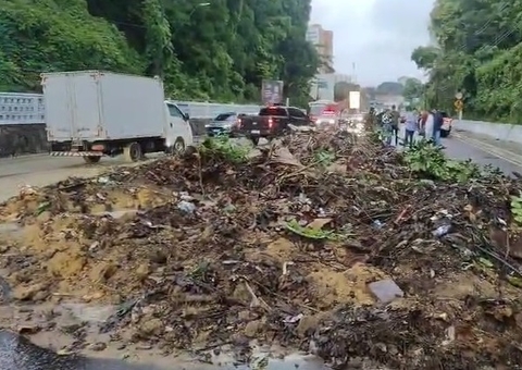 Deslizamento de Barranco Compromete Trânsito na Avenida Mário Ypiranga em M