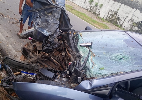 Motorista fica ferido após carro atingir árvore na Av. Cosme Ferreira