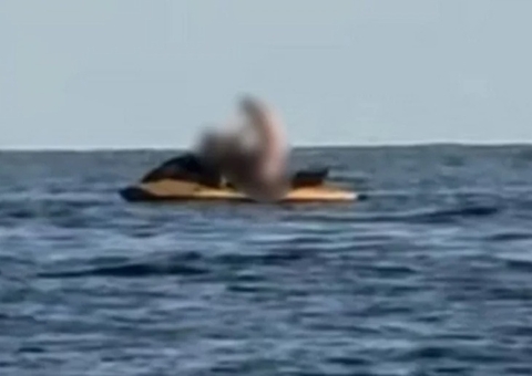 Vídeo: Casal é flagrado em momento íntimo em jet ski