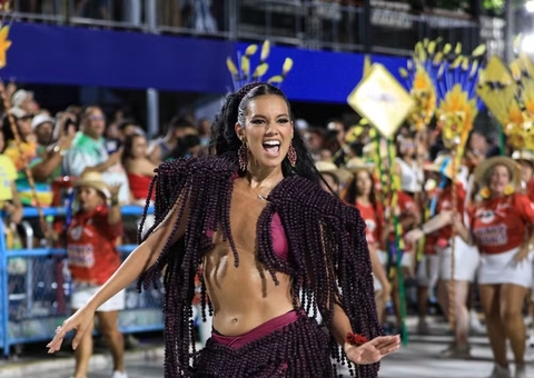 José Loreto 'baba' por Alane durante ensaio da Grande Rio