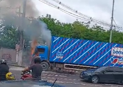 Caminhão de entregas da Bemol pega fogo em avenida de Manaus; vídeos