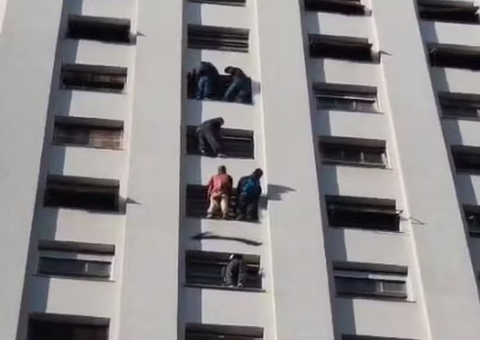 Pichadores se arriscam em prédio histórico e acabam 'resgatados' pela polícia