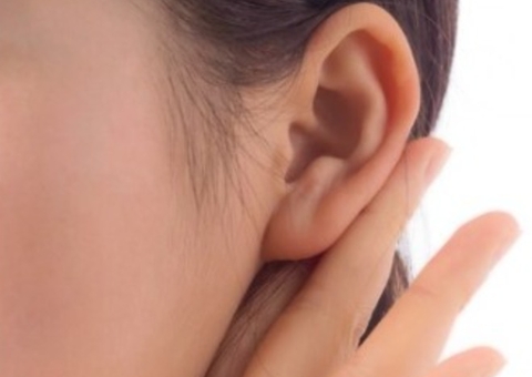 Mulher arranca orelha de rival a dentadas