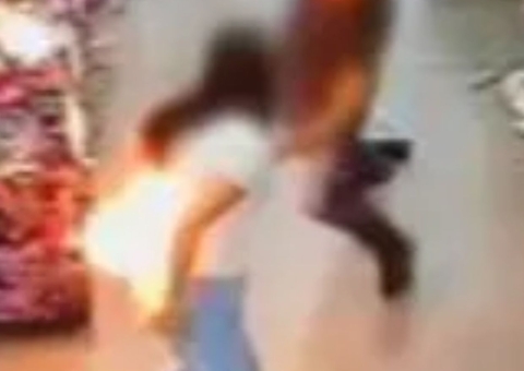 Vídeo: Celular explode no bolso de mulher enquanto ela fazia compras