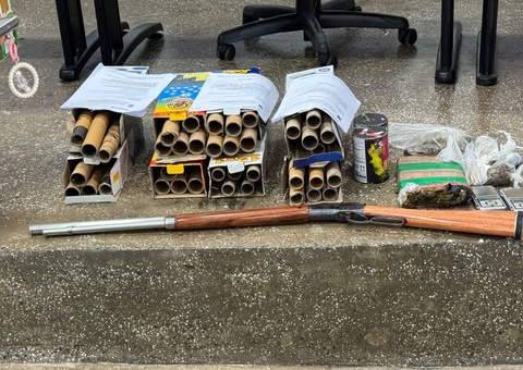 Após foguetório do CV, 51 suspeitos deixam delegacia pela 'porta da frente'