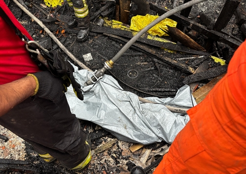 Bombeiros encontram corpo de mãe que voltou para tentar salvar filho em incêndio  