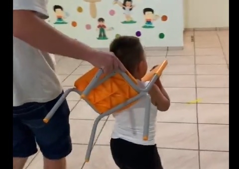 Menino fica com a cabeça presa em cadeira no primeiro dia de aula; vídeo