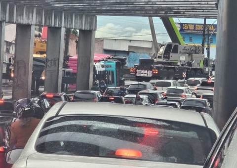 Carreta tomba na Avenida das Torres