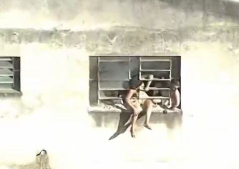 Vídeos: Funcionários foram resgatados por janela durante incêndio em fábrica