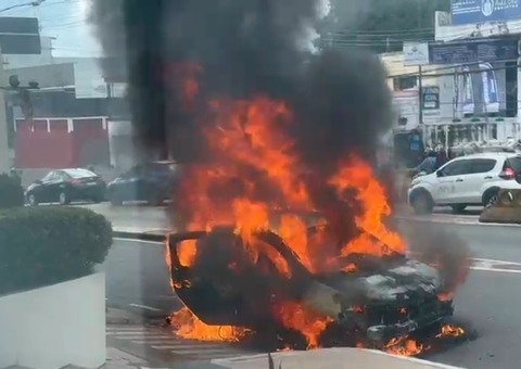 Carro pega fogo em avenida da Zona Centro-Sul de Manaus; vídeo