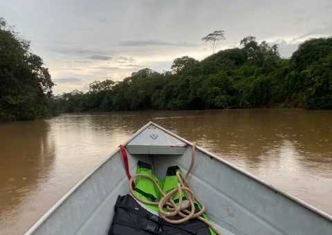 Jovem se desequilibra, cai de canoa e desaparece nas águas de rio