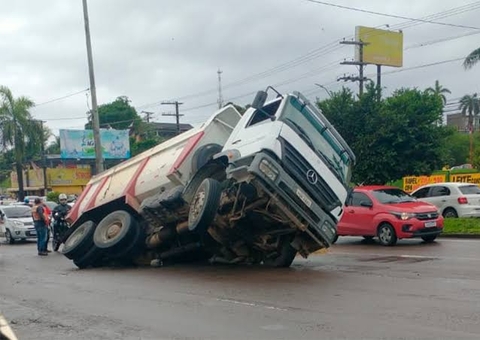 Caminhão tomba e deixa trânsito complicado na Av. Torquato Tapajós 