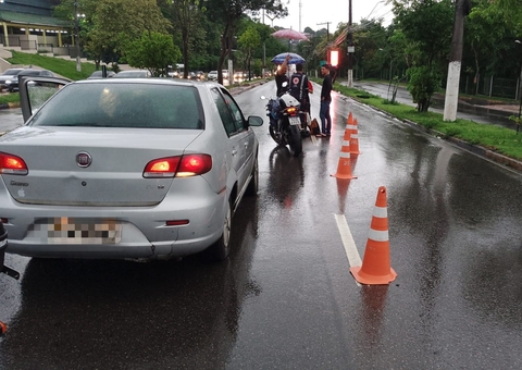 Avenida Rodrigo Otávio é parcialmente interditada após motociclista ser atropelado