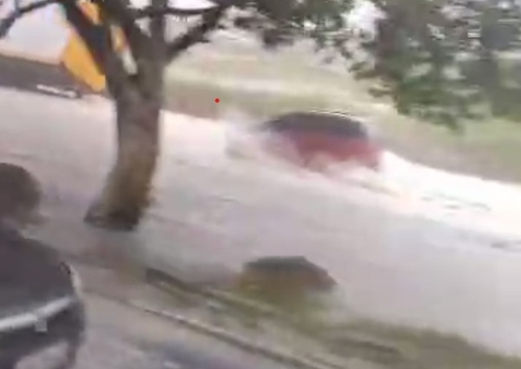 Temporal deixa muros prestes a desabar em Manaus