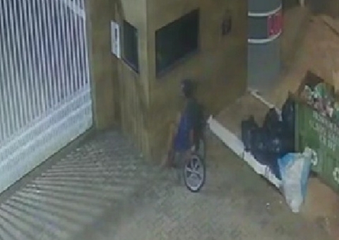 Vídeo: Homem levanta de cadeira de rodas, invade e furta guarita de condomínio