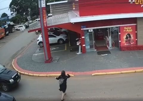 Mulher tenta escapar de atropelamento e é atingida por outro carro; vídeo