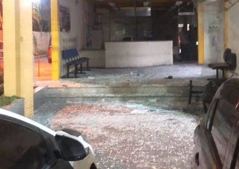 Criminosos atacam delegacia a tiros para tentar resgatar traficante no Rio