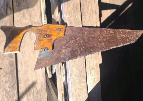 Tentativa de feminicídio: marido ataca companheira com serrote em Beruri