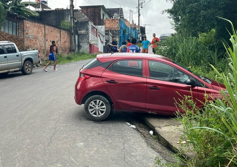 Adolescente é atropelada em acidente causado por óleo na pista em Manaus