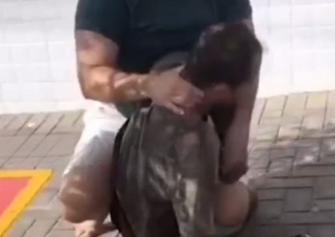 Entregador é agredido por morador após se recusar a subir com lanche; Vídeo