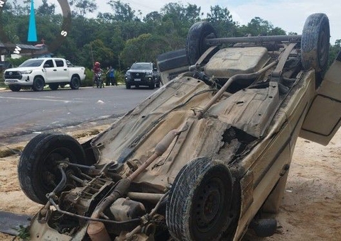Carro com passageiros capota em violento acidente na AM-010