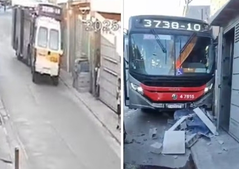 Ônibus colide de frente com van escolar cheia de crianças 