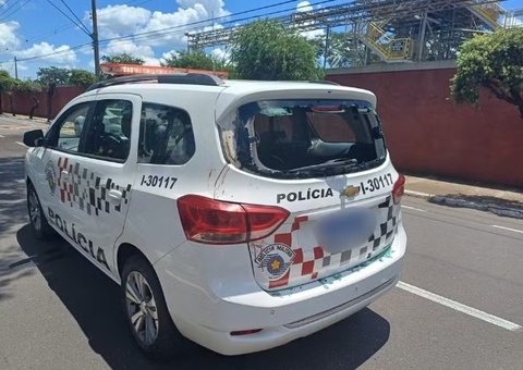 Homem preso quebra vidro de viatura e morre ao pular de pontilhão